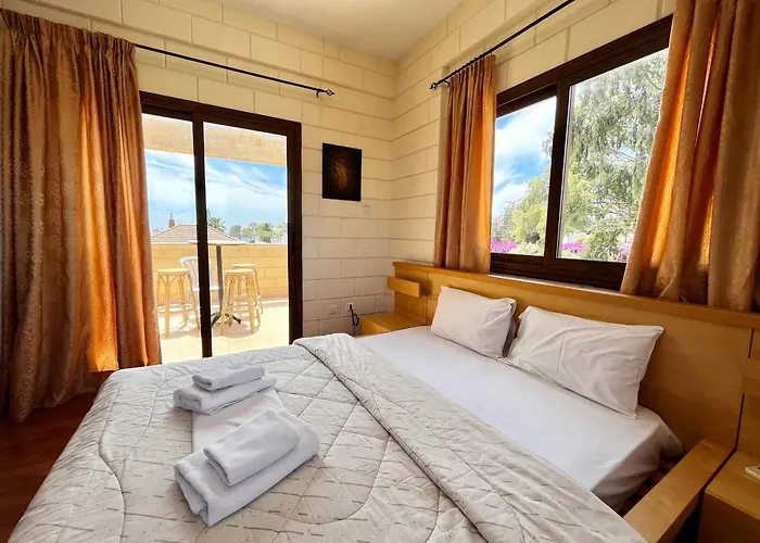 펜션 Pernera House