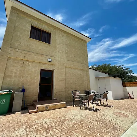 펜션 Pernera House